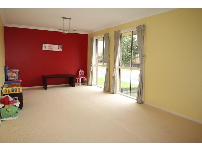 20 Scullin Street, Middle Ridge QLD 4350
