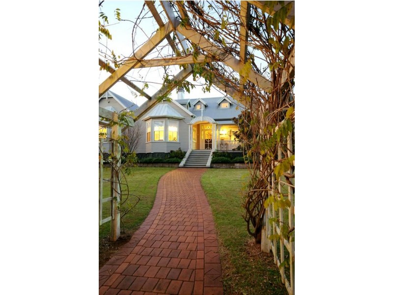 5 Geoffrey Street, Mount Lofty QLD 4350