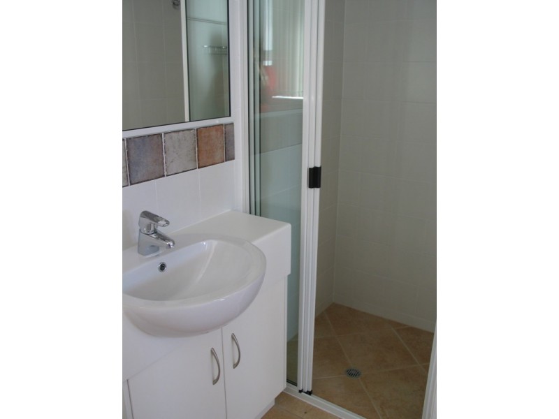 8 Poinciana Street, Glenvale QLD 4350