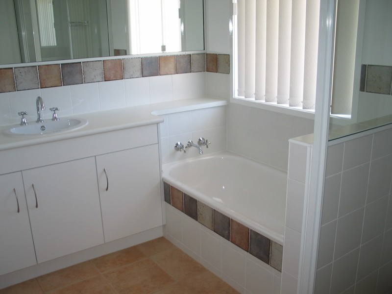 8 Poinciana Street, Glenvale QLD 4350