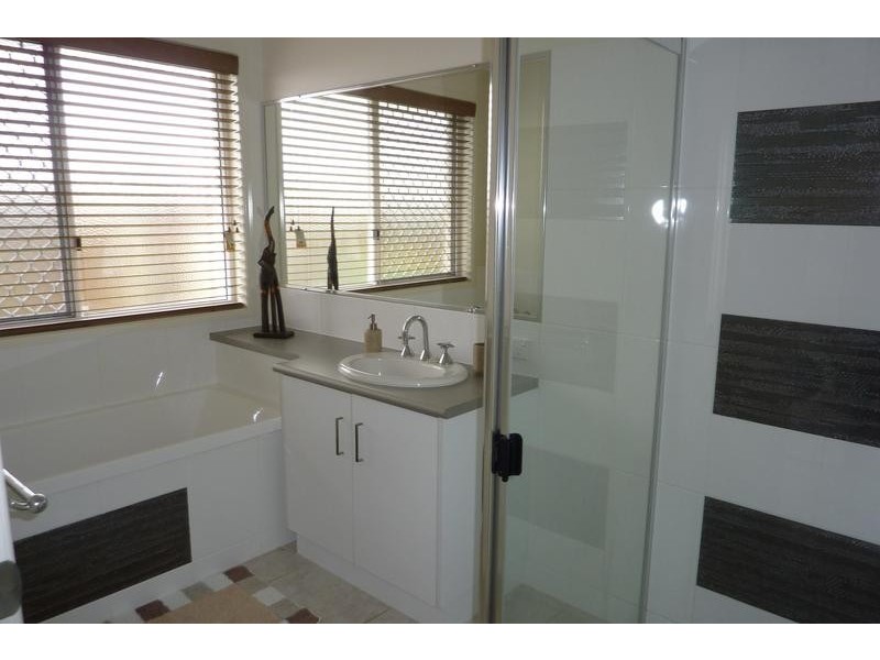 1/2 Meagan Close, Kearneys Spring QLD 4350