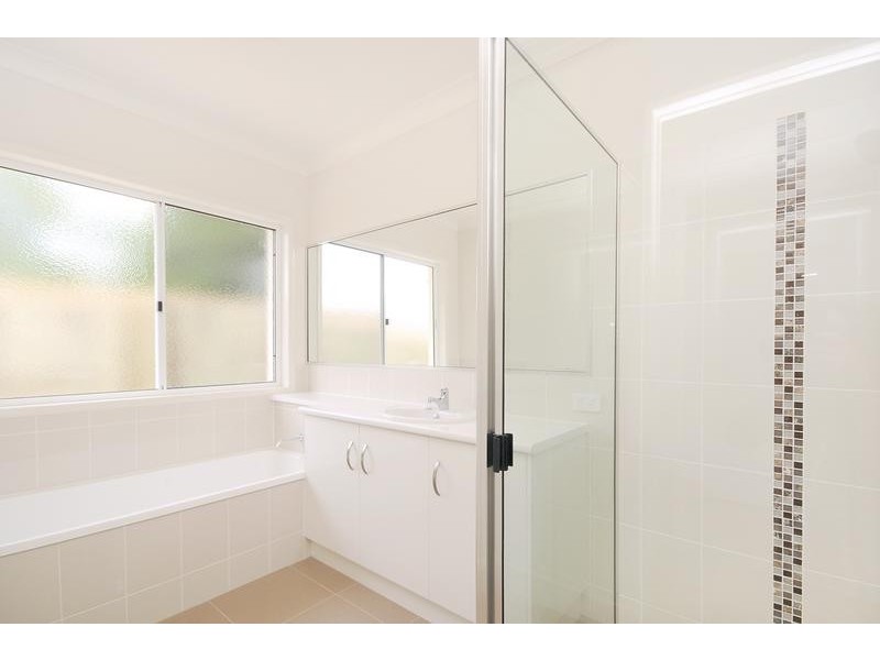 1 & 1a Barry Street, Mount Lofty QLD 4350