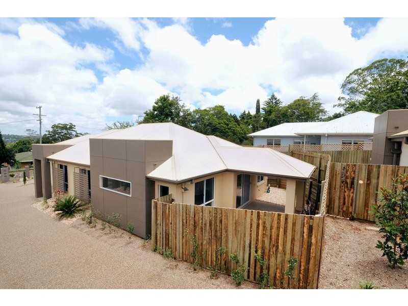 1 & 1a Barry Street, Mount Lofty QLD 4350