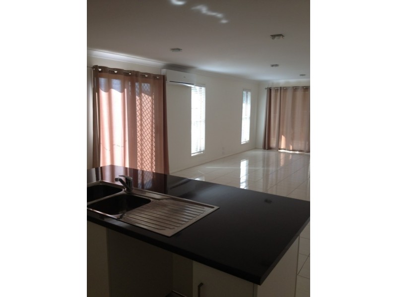 2/6 Bridget Court, Middle Ridge QLD 4350