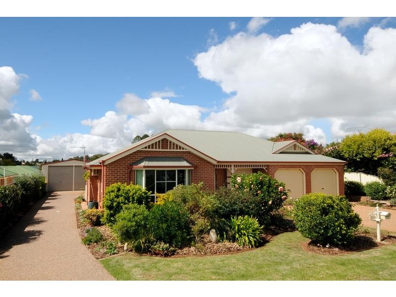 16 Buckle Court, Middle Ridge QLD 4350