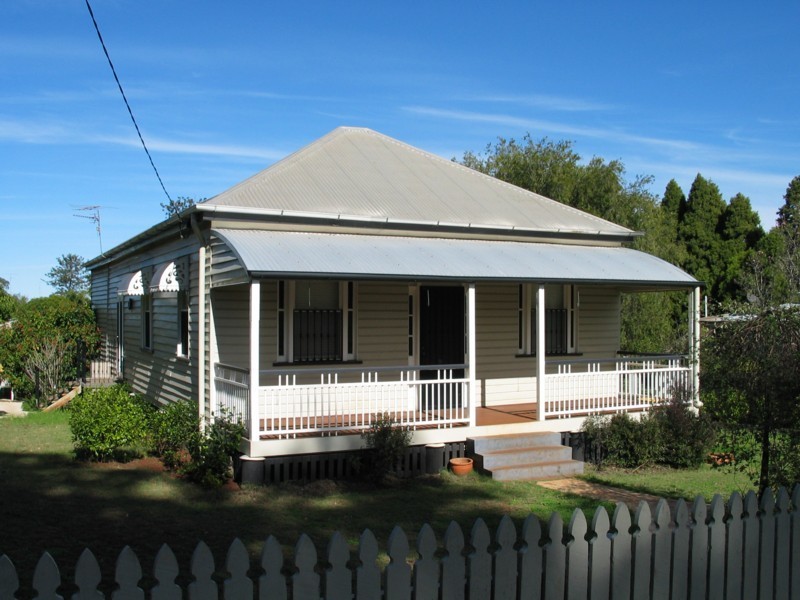 2 Carlton Street, North Toowoomba QLD 4350