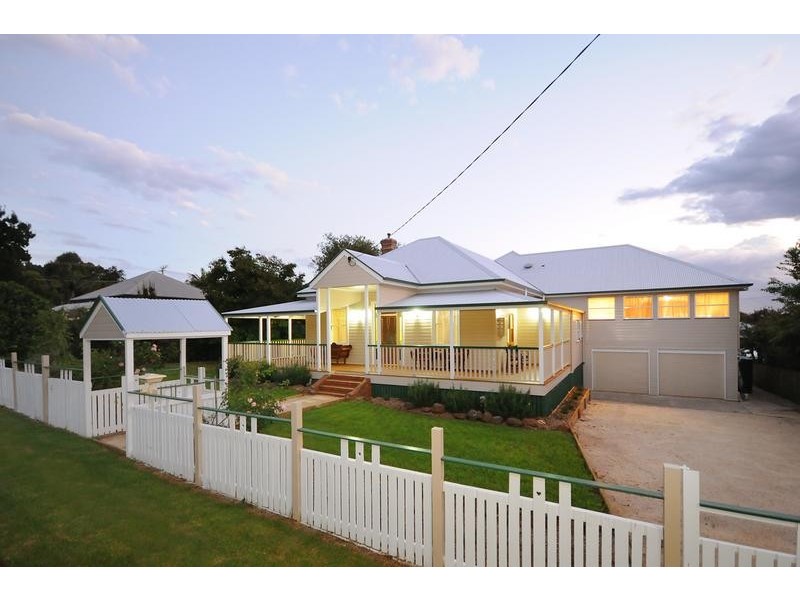 4 Carlton Street, North Toowoomba QLD 4350