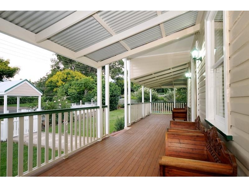 4 Carlton Street, North Toowoomba QLD 4350