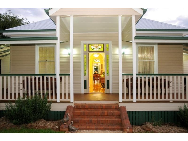 4 Carlton Street, North Toowoomba QLD 4350