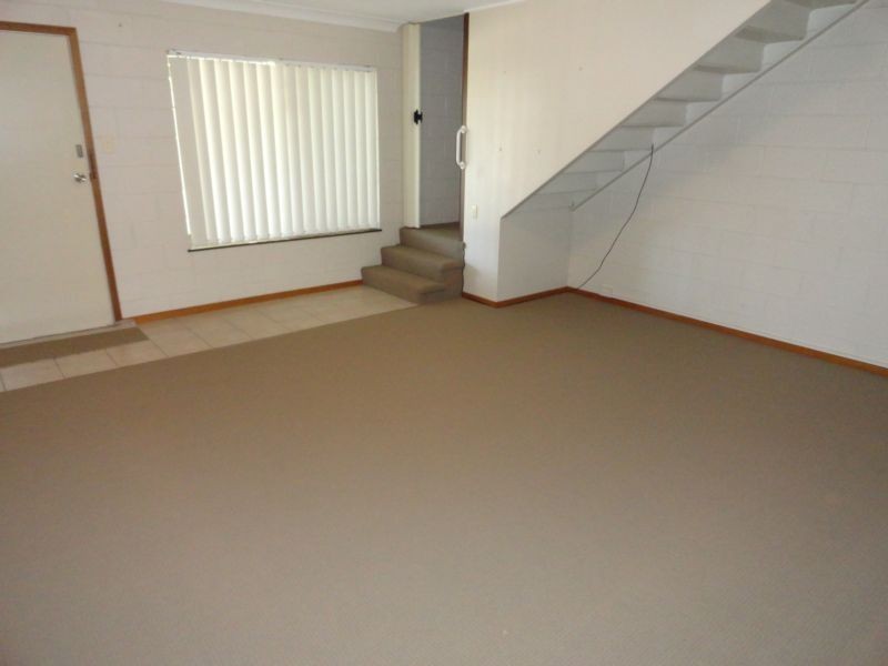 1/9 Whitefriars Street, Rockville QLD 4350