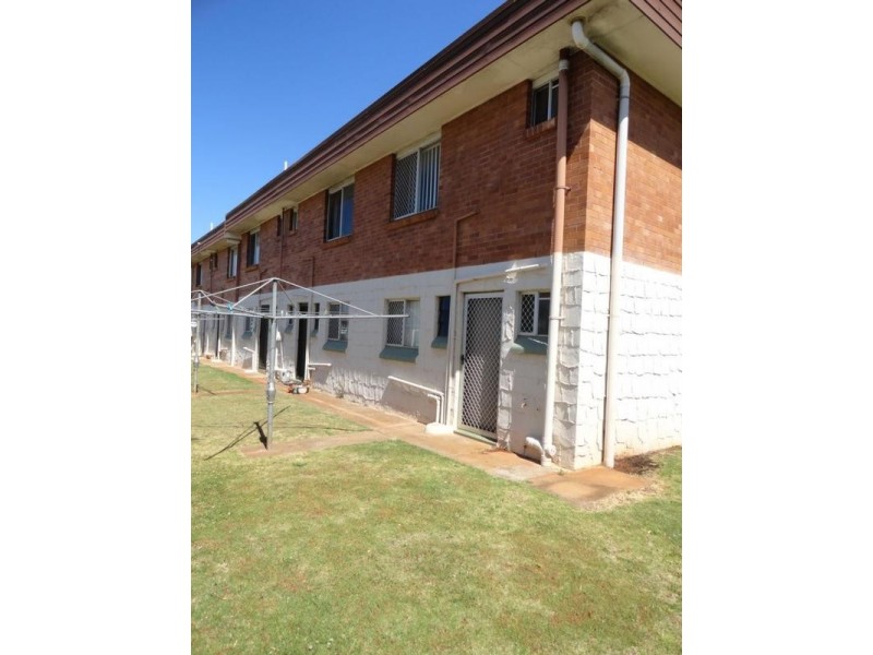 1/9 Whitefriars Street, Rockville QLD 4350