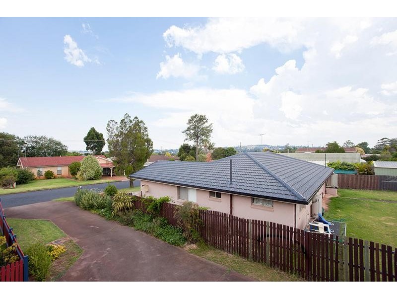 2/10 Gloucester Crescent, Darling Heights QLD 4350