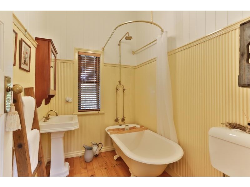2 Collins Street, Mount Lofty QLD 4350