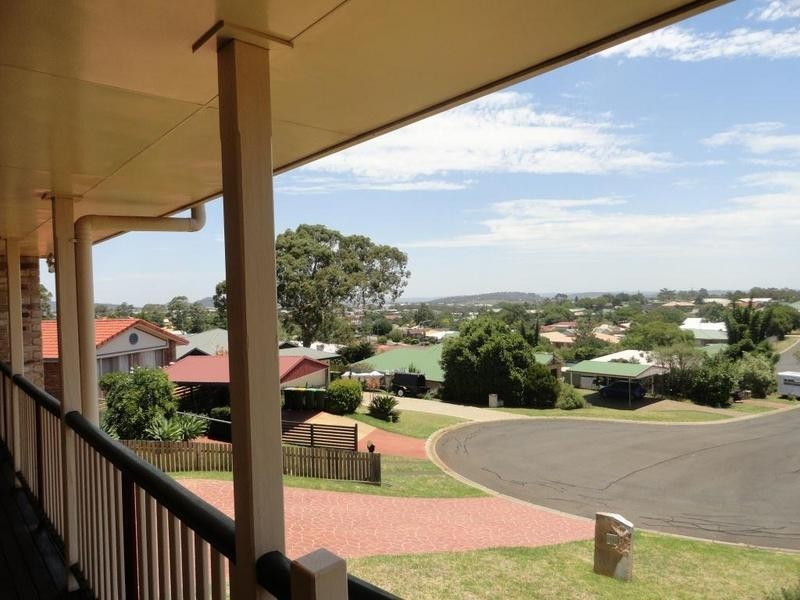 1 Saratoga Close, Wilsonton Heights QLD 4350