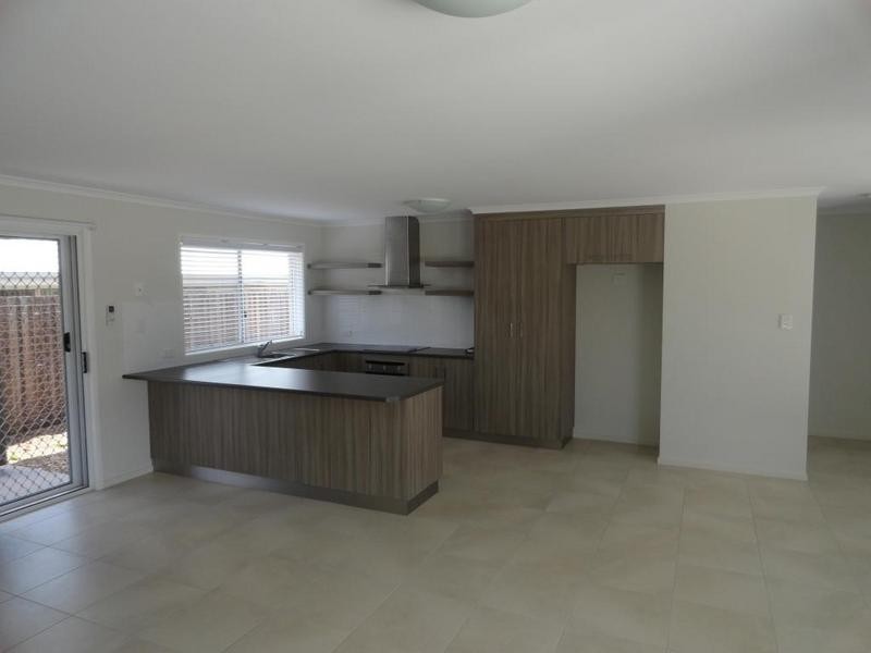 2/489b Stenner Street, Harristown QLD 4350