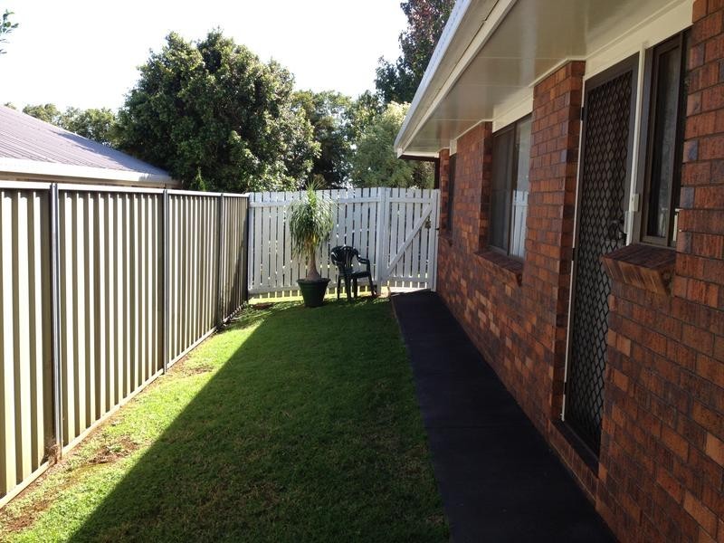 2/10 Hanna Court, Kearneys Spring QLD 4350