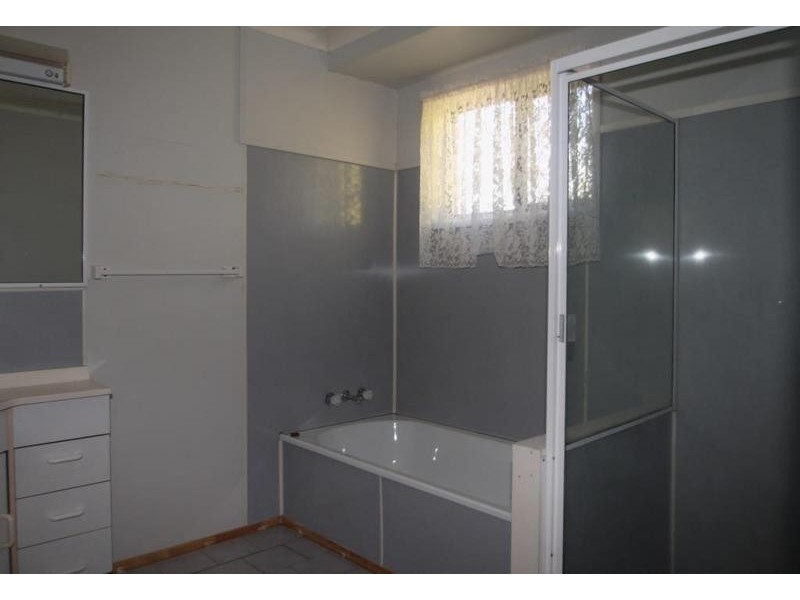 25 Robb Street, Oakey QLD 4401