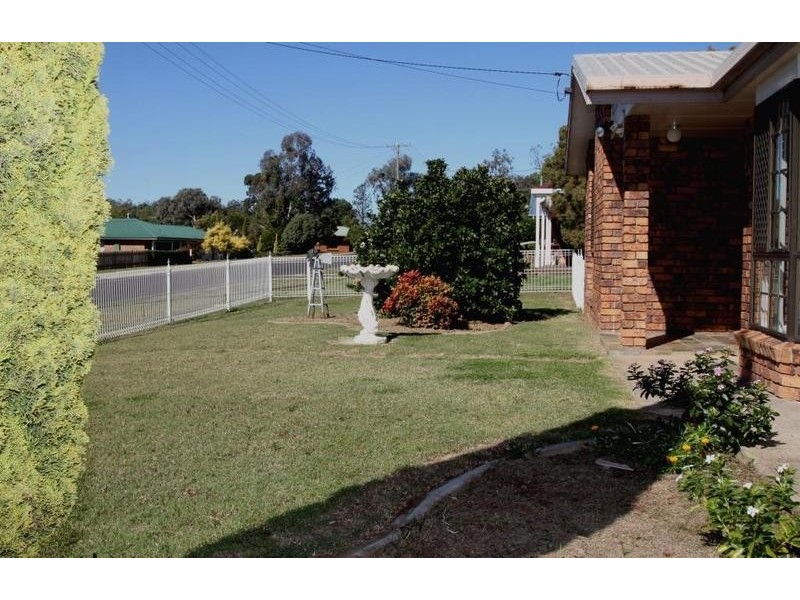 25 Robb Street, Oakey QLD 4401