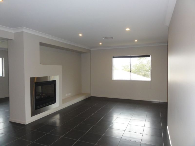 4a Mackenzie Street, Mount Lofty QLD 4350