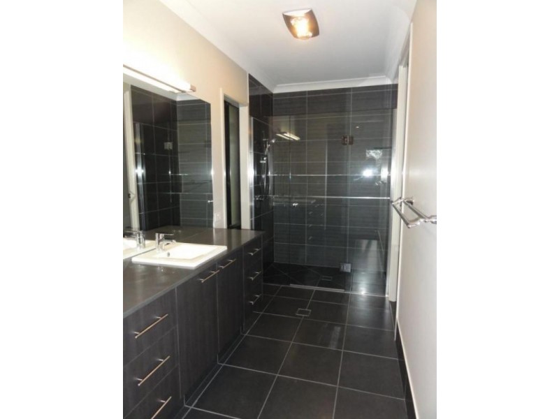 4a Mackenzie Street, Mount Lofty QLD 4350