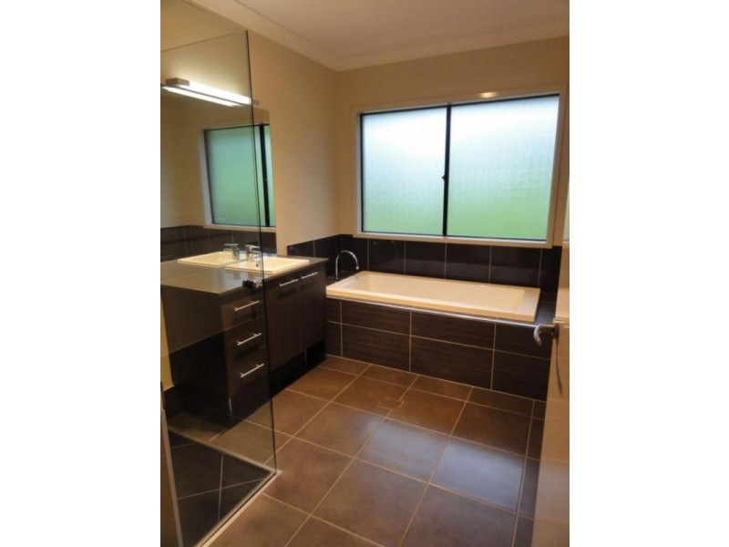 4a Mackenzie Street, Mount Lofty QLD 4350