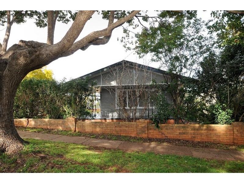 2 Moloney Street, North Toowoomba QLD 4350