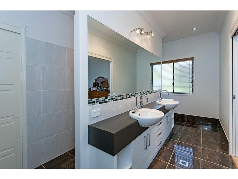 9 John Court, Cotswold Hills QLD 4350