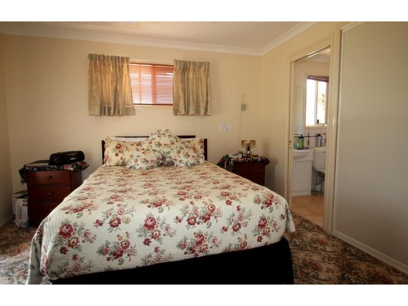 8 Henderson Street, Newtown QLD 4350