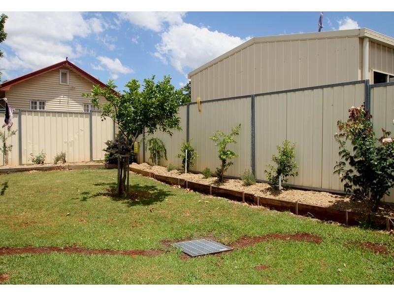 8 Henderson Street, Newtown QLD 4350