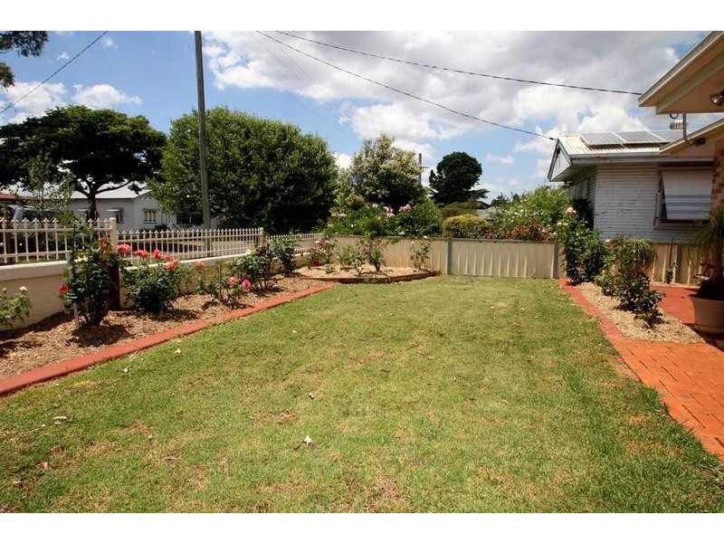 8 Henderson Street, Newtown QLD 4350