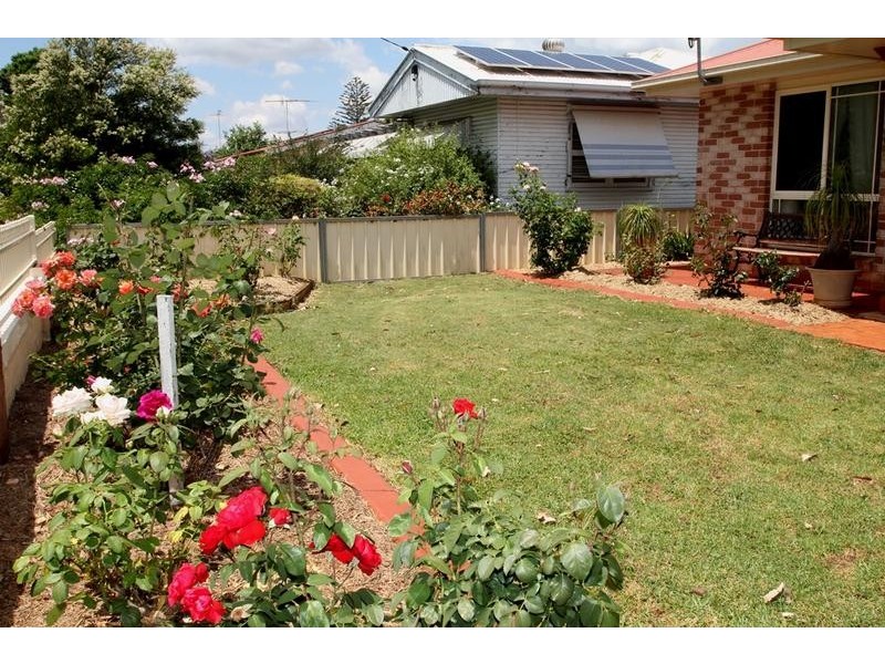 8 Henderson Street, Newtown QLD 4350