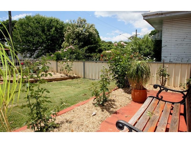 8 Henderson Street, Newtown QLD 4350