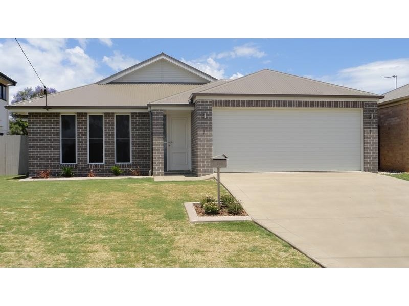 223 New England Highway, Harlaxton QLD 4350
