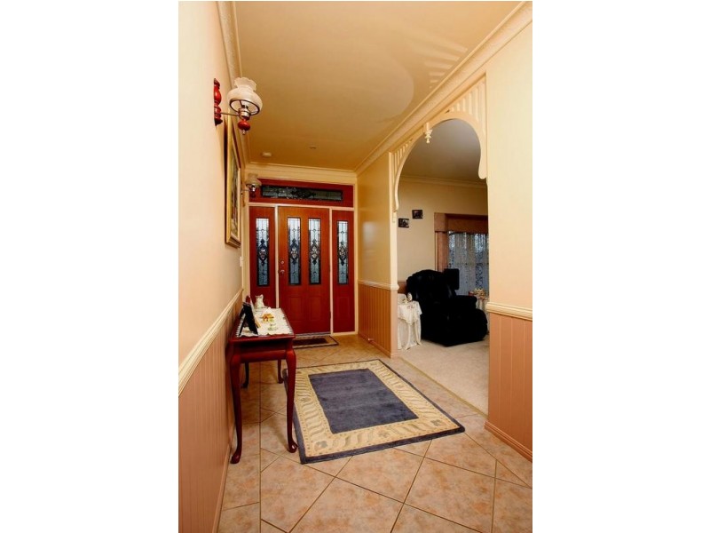 8 Dalston Court, Mount Lofty QLD 4350