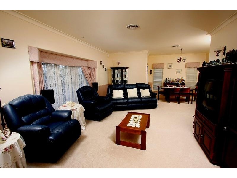 8 Dalston Court, Mount Lofty QLD 4350