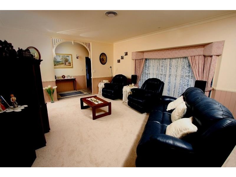 8 Dalston Court, Mount Lofty QLD 4350