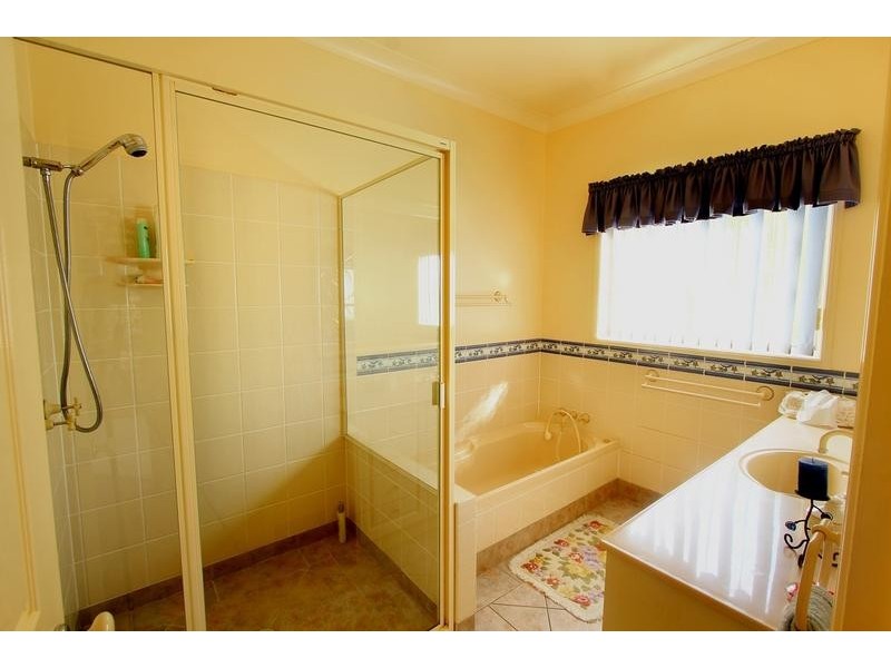 8 Dalston Court, Mount Lofty QLD 4350