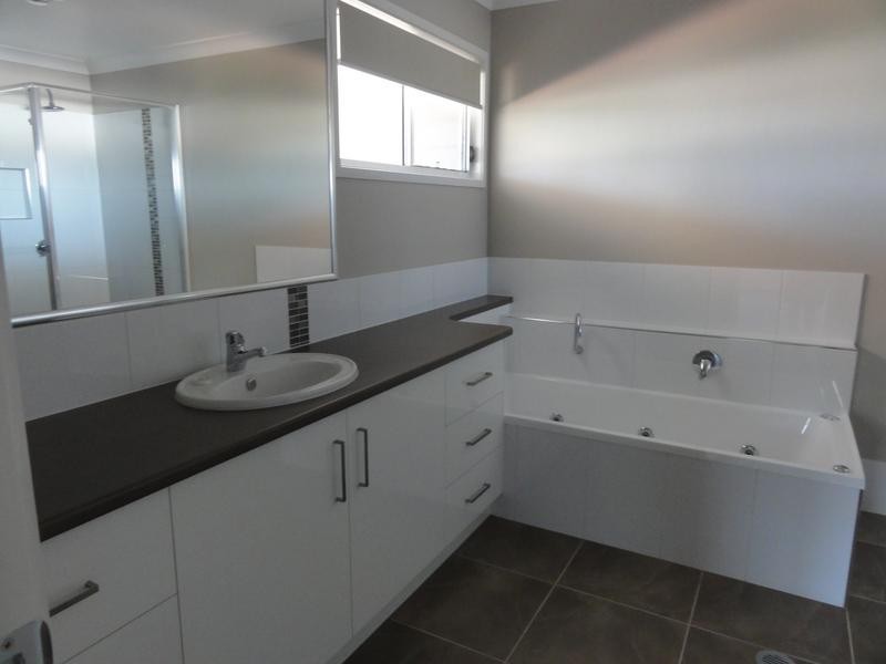 1/303 STENNER STREET, Middle Ridge QLD 4350