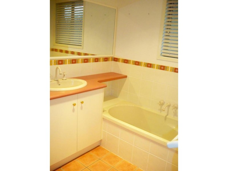 18/1 Cossart, Centenary Heights QLD 4350