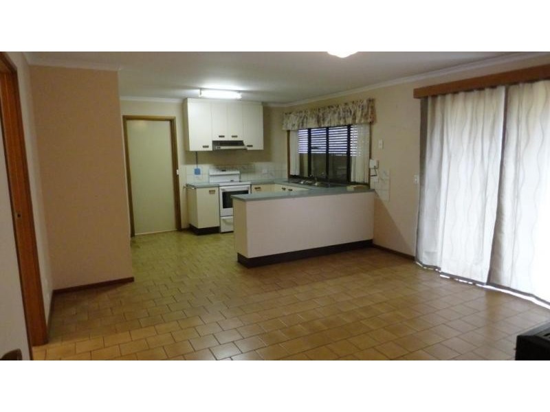 8 CAMERON CRESCENT, Glenvale QLD 4350