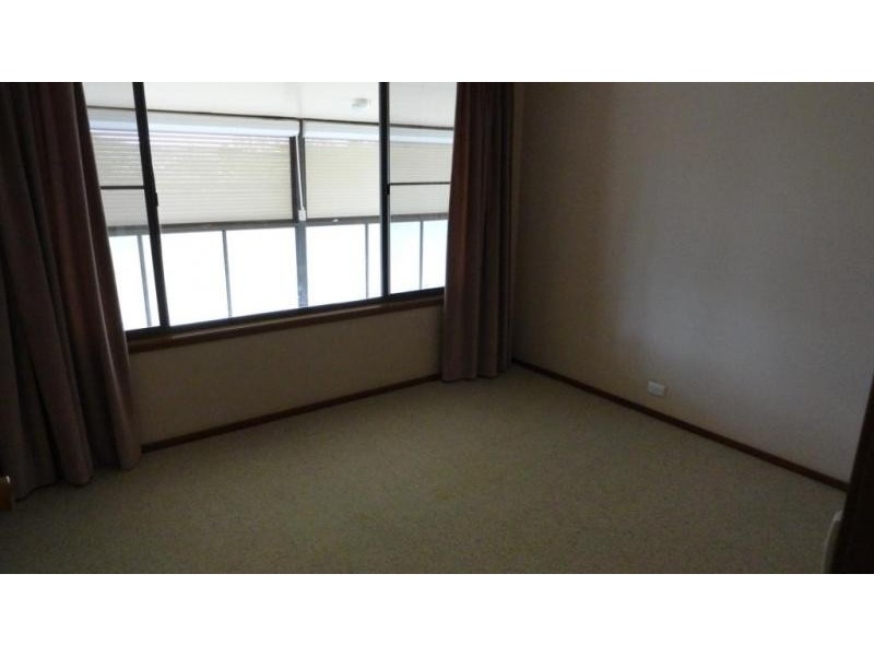 8 CAMERON CRESCENT, Glenvale QLD 4350