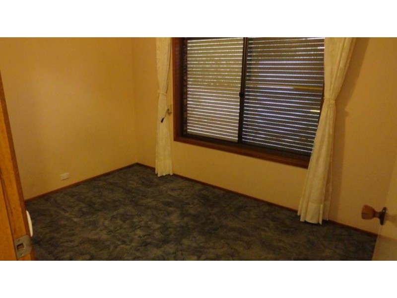 8 CAMERON CRESCENT, Glenvale QLD 4350