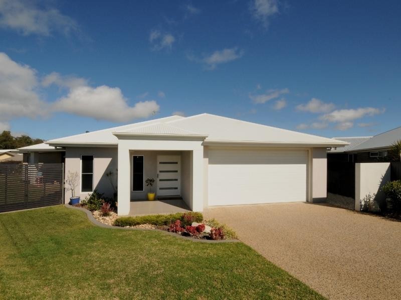 9 Blades Court, Middle Ridge QLD 4350