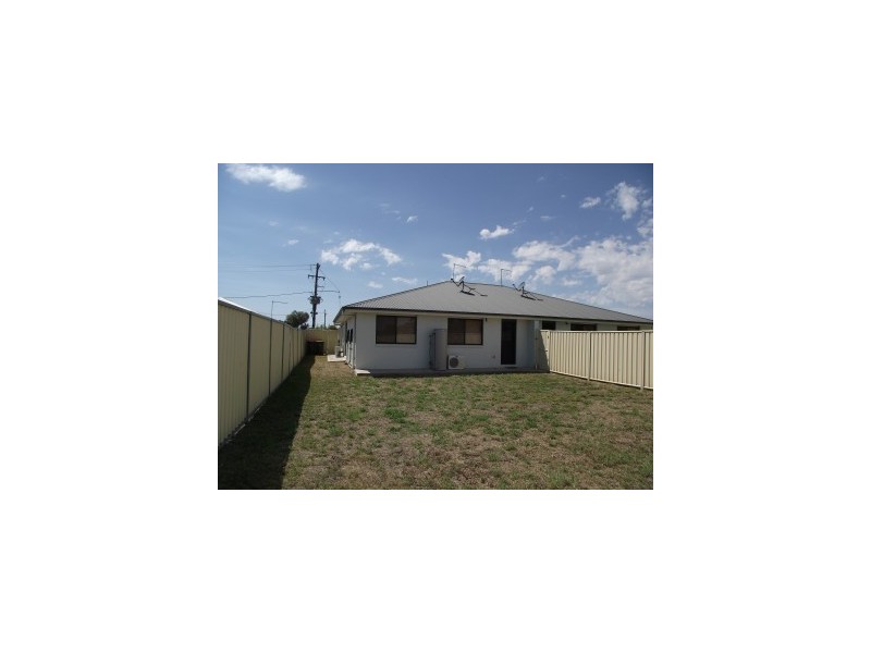 2/ 31 Bohenia Cr, Moree NSW 2400