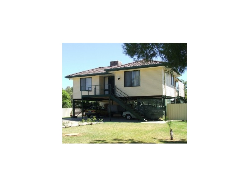7 Robertson Ave, Moree NSW 2400