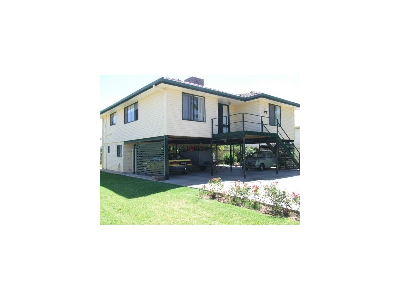 7 Robertson Ave, Moree NSW 2400