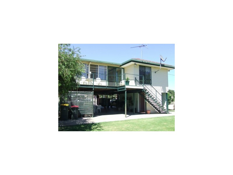 7 Robertson Ave, Moree NSW 2400
