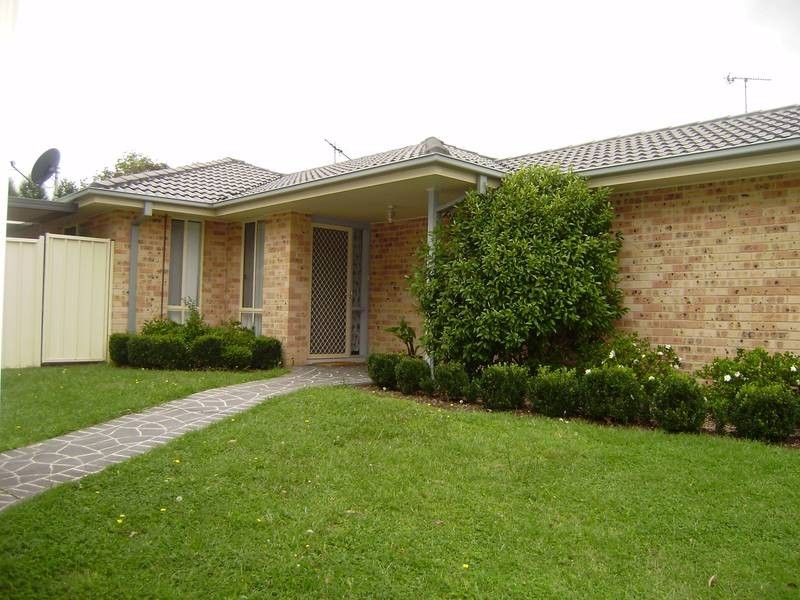 4 Maple Gr, Wentworth Falls NSW 2782