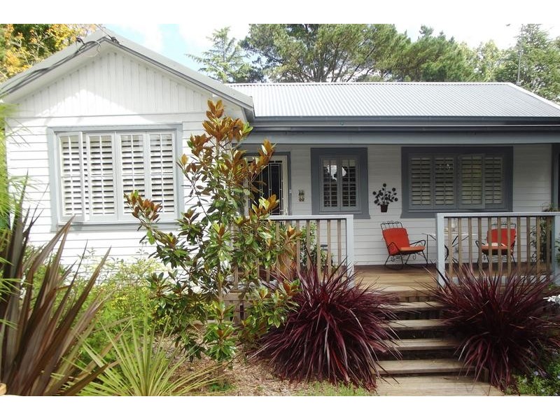 11 Langford Street, Wentworth Falls NSW 2782