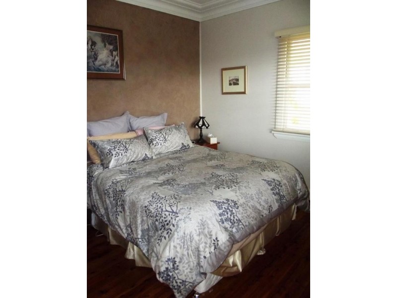 18 Railway Parade, Woodford NSW 2778